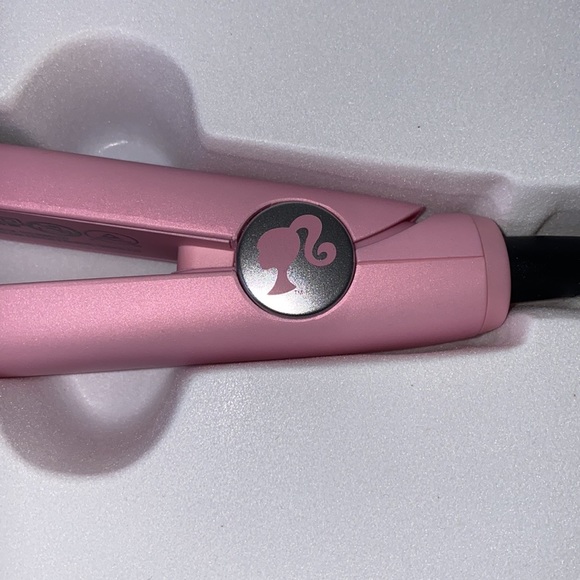 CHI x Barbie Dream Pink 1'' Titanium Hairstyling Iron - Picture 3 of 10